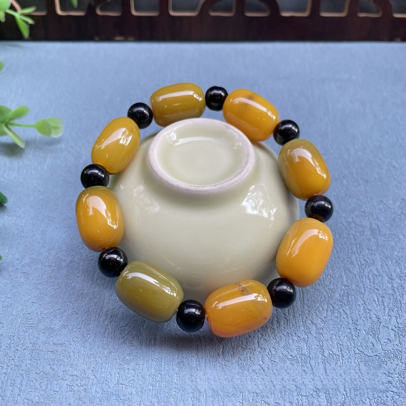 Akatā rokassprādze ar rižu pērļām, ģeometriska forma, dabisks materiāls, karājošās pērles