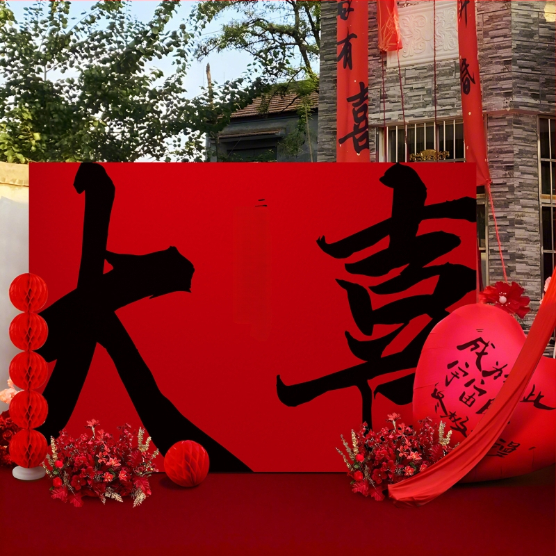 Vestuvių dekoras su KT plokštele, lauko scenai ir nuotraukų fonui, šilko gėlėmis, uodeginiais balionais ir krintančios žemės balionais