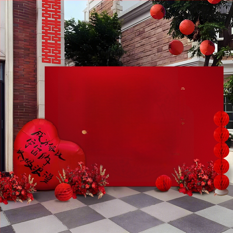 Vestuvių dekoras su KT plokštele, lauko scenai ir nuotraukų fonui, šilko gėlėmis, uodeginiais balionais ir krintančios žemės balionais