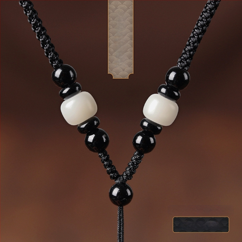 Hetianos nefrito pakabukas ant rankų pintos vėrinio, apdorotas nefritas