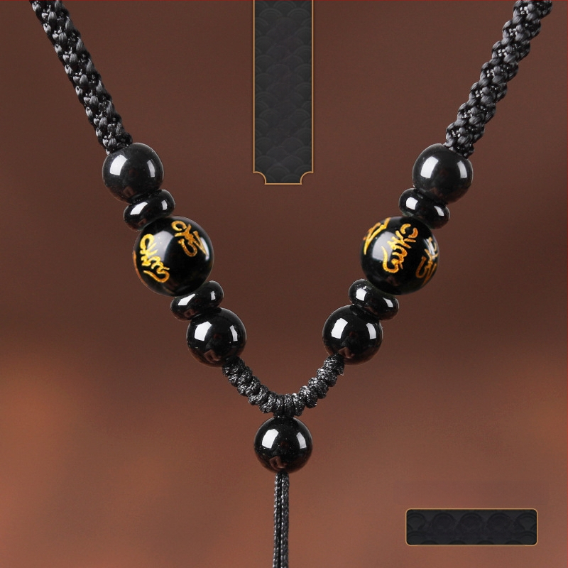 Hetianos nefrito pakabukas ant rankų pintos vėrinio, apdorotas nefritas