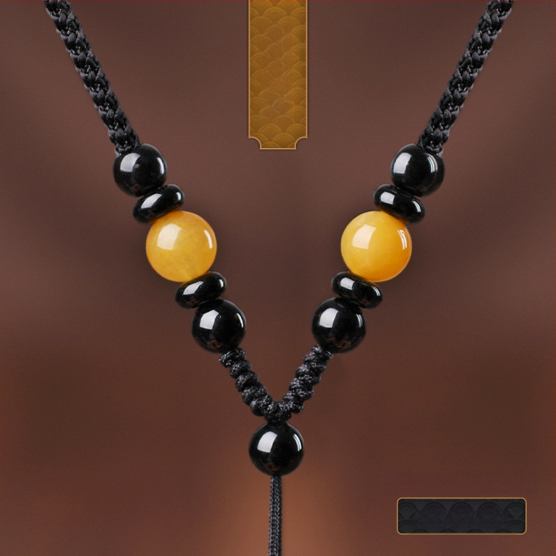 Hetianos nefrito pakabukas ant rankų pintos vėrinio, apdorotas nefritas