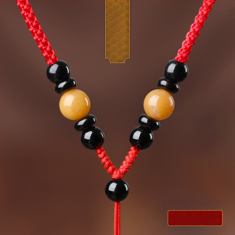 Hetianos nefrito pakabukas ant rankų pintos vėrinio, apdorotas nefritas