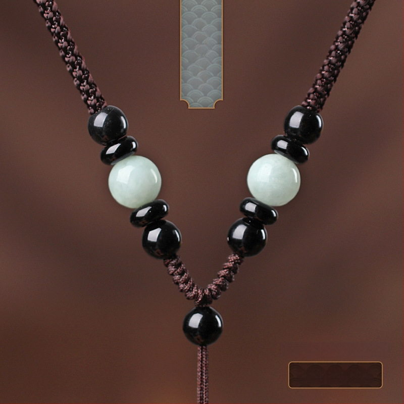 Hetianos nefrito pakabukas ant rankų pintos vėrinio, apdorotas nefritas