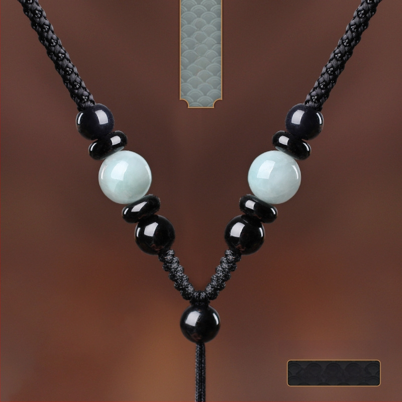 Hetianos nefrito pakabukas ant rankų pintos vėrinio, apdorotas nefritas