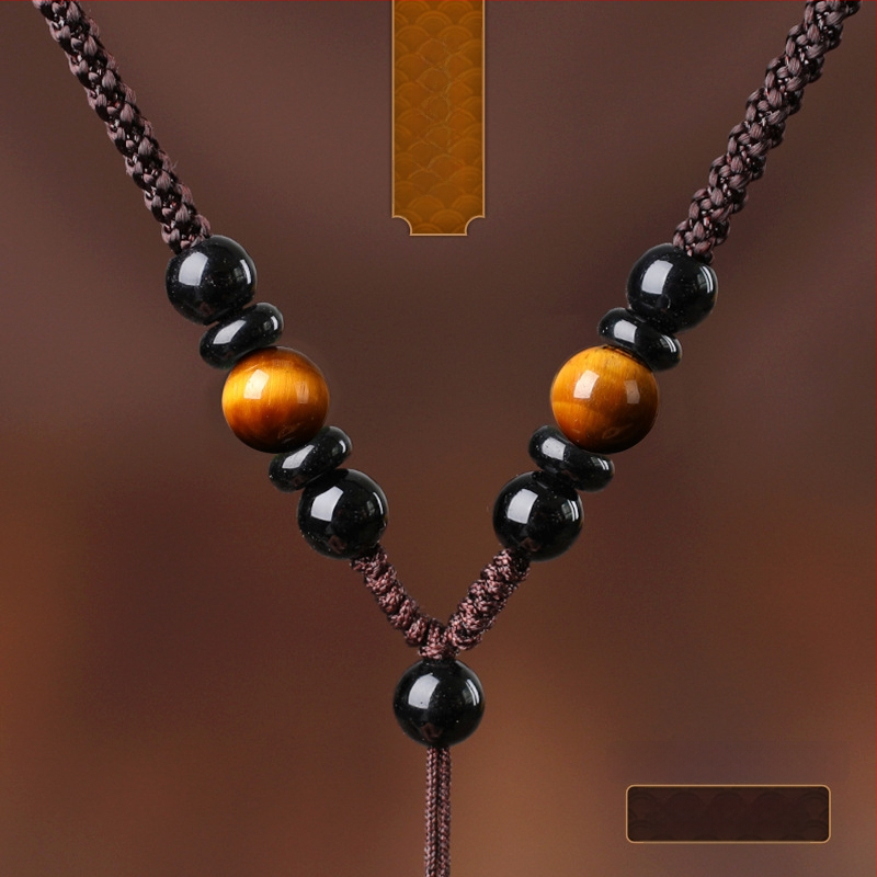 Hetianos nefrito pakabukas ant rankų pintos vėrinio, apdorotas nefritas