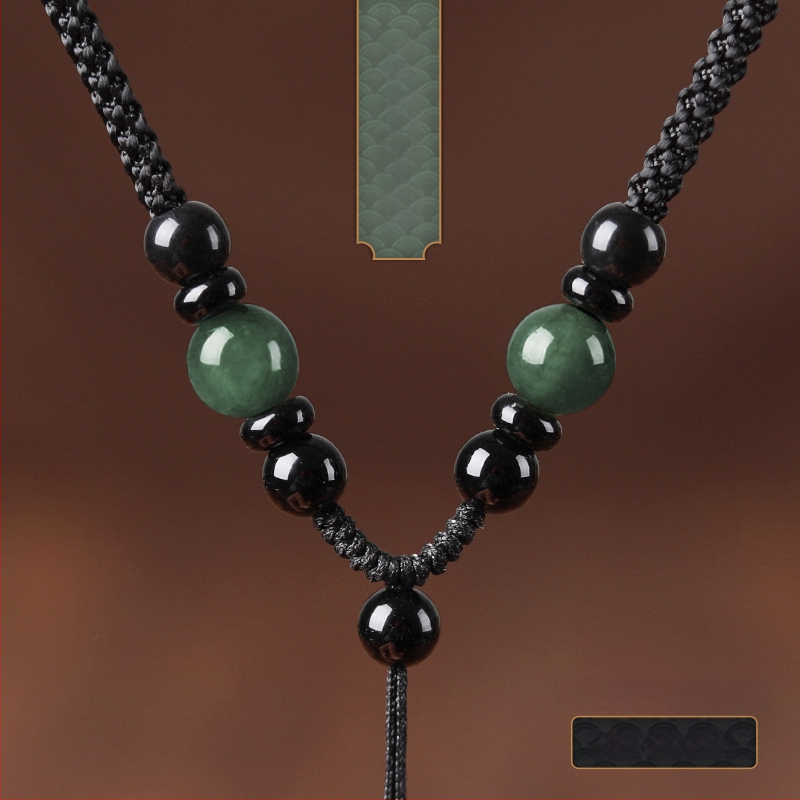 Hetianos nefrito pakabukas ant rankų pintos vėrinio, apdorotas nefritas