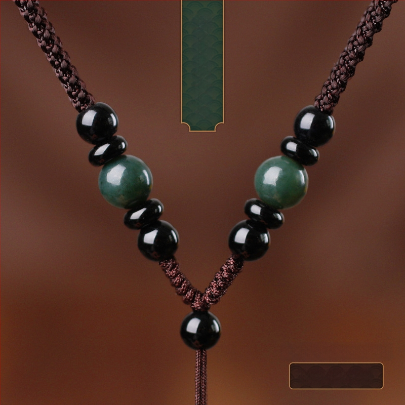 Hetianos nefrito pakabukas ant rankų pintos vėrinio, apdorotas nefritas