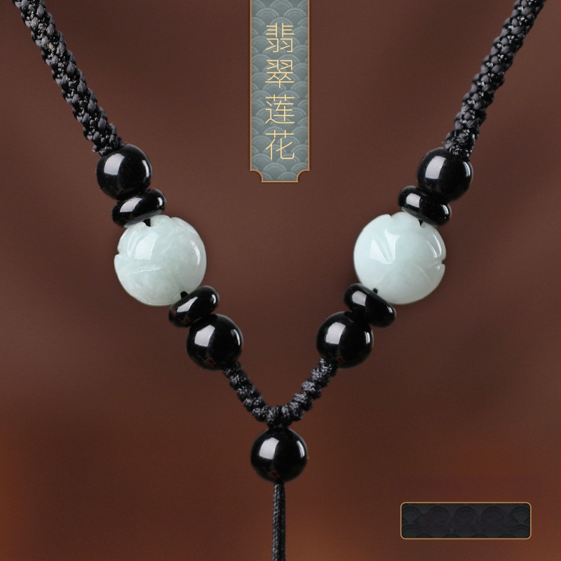 Hetianos nefrito pakabukas ant rankų pintos vėrinio, apdorotas nefritas