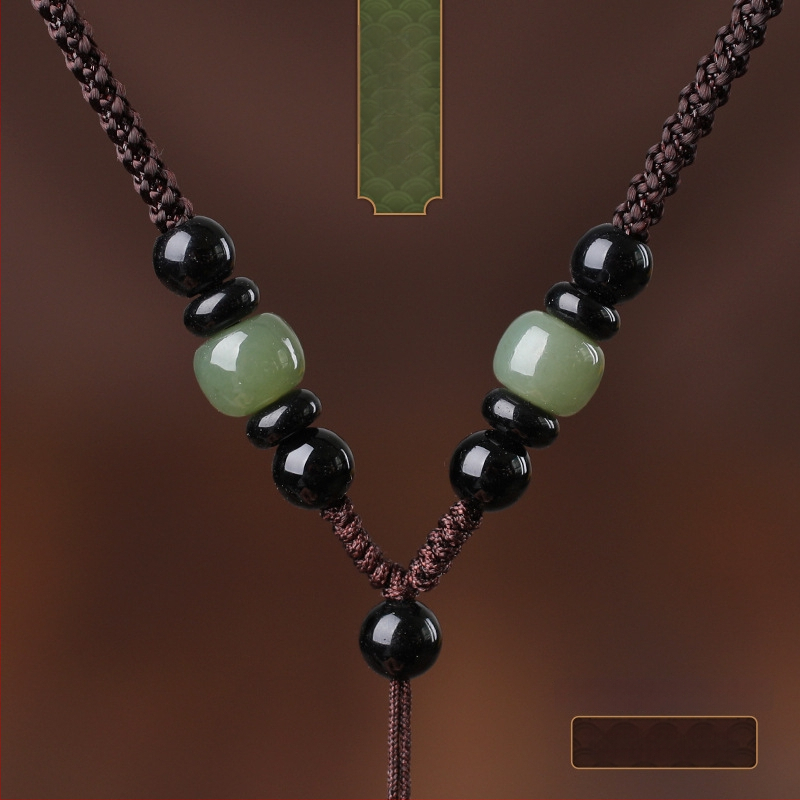 Hetianos nefrito pakabukas ant rankų pintos vėrinio, apdorotas nefritas