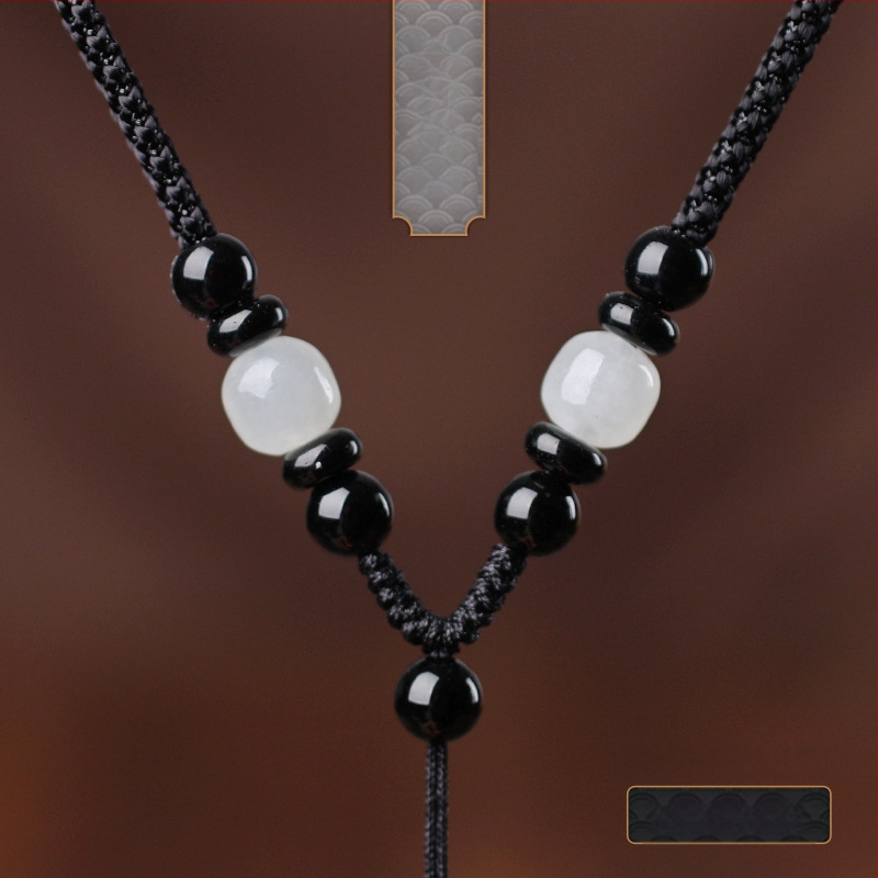 Hetianos nefrito pakabukas ant rankų pintos vėrinio, apdorotas nefritas