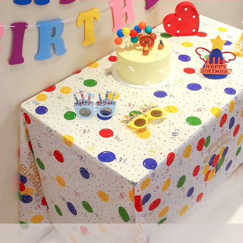 Vienkartinė storinta popierinė staltiesė vaikų gimtadienio vakarėliui – šventinis stilius, mieli animaciniai motyvai, dekoracijų rekvizitai