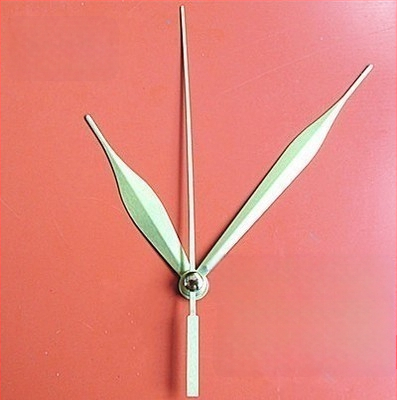 Ρολόι με μεταλλικό καντράν, πλαστικό περίβλημα, λειτουργεί με μπαταρία