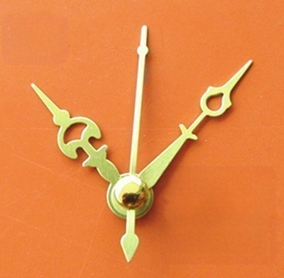 Ρολόι με μεταλλικό καντράν, πλαστικό περίβλημα, λειτουργεί με μπαταρία