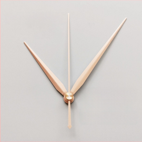 Ρολόι με μεταλλικό καντράν, πλαστικό περίβλημα, λειτουργεί με μπαταρία