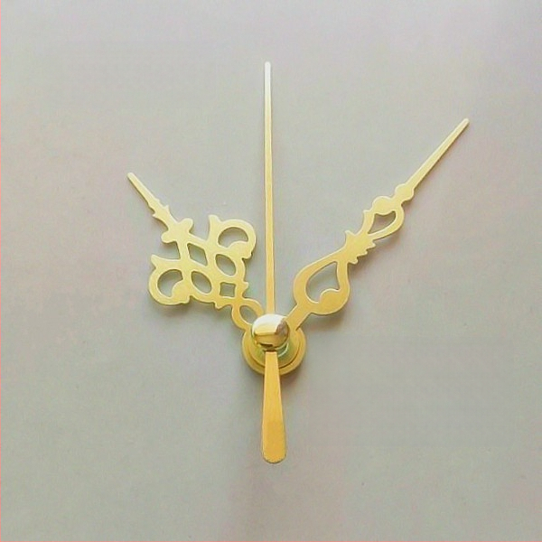 Ρολόι με μεταλλικό καντράν, πλαστικό περίβλημα, λειτουργεί με μπαταρία