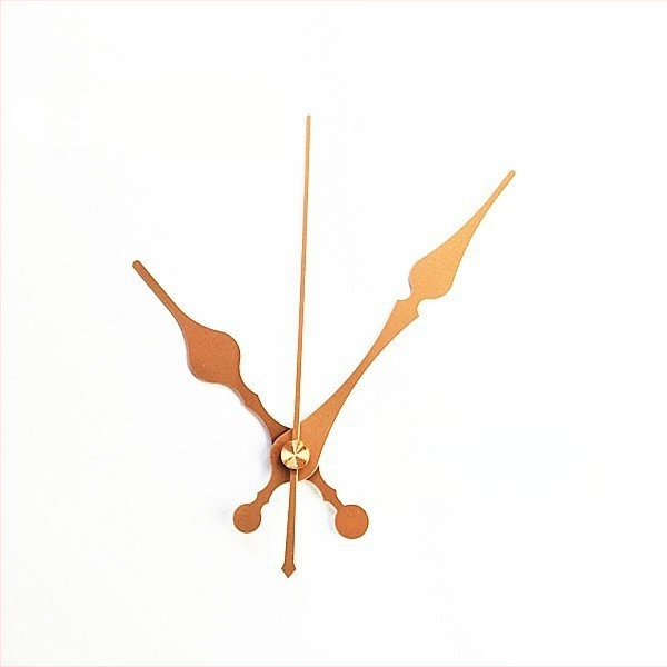 Ρολόι με μεταλλικό καντράν, πλαστικό περίβλημα, λειτουργεί με μπαταρία