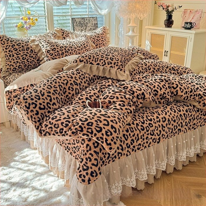 Lovos užtiesalos su nėrinių krašteliu, gėlių raštas, Milk Fleece, siūta, reaktyvus spausdinimas, keturių dalių komplektas