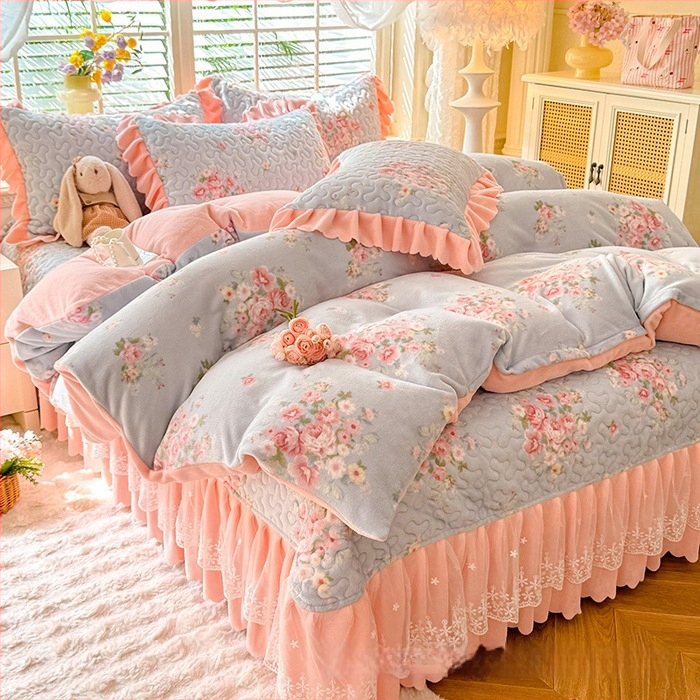 Lovos užtiesalos su nėrinių krašteliu, gėlių raštas, Milk Fleece, siūta, reaktyvus spausdinimas, keturių dalių komplektas