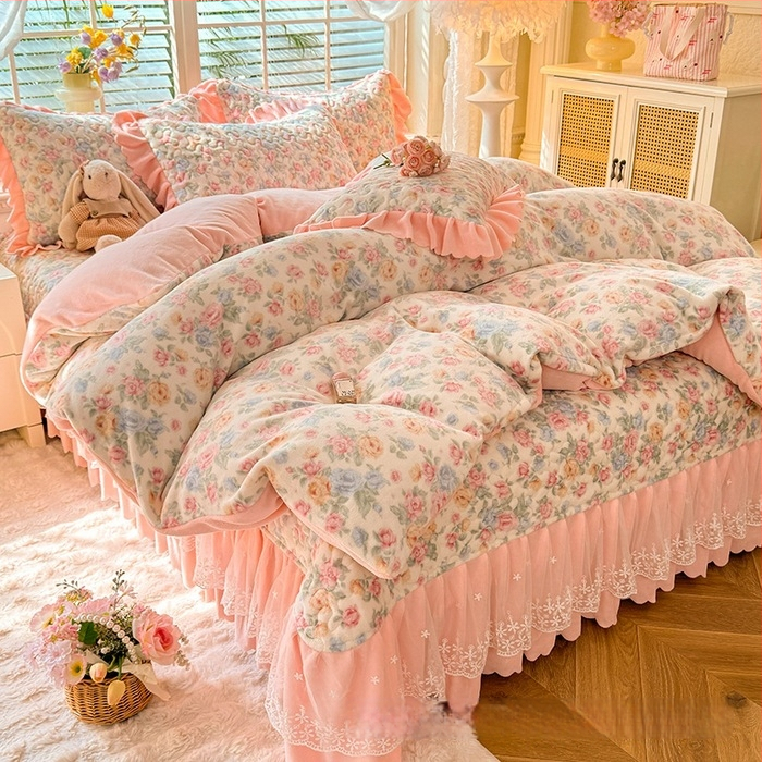 Lovos užtiesalos su nėrinių krašteliu, gėlių raštas, Milk Fleece, siūta, reaktyvus spausdinimas, keturių dalių komplektas