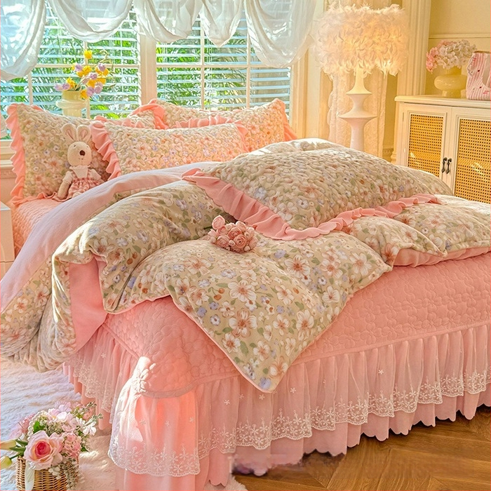 Lovos užtiesalos su nėrinių krašteliu, gėlių raštas, Milk Fleece, siūta, reaktyvus spausdinimas, keturių dalių komplektas