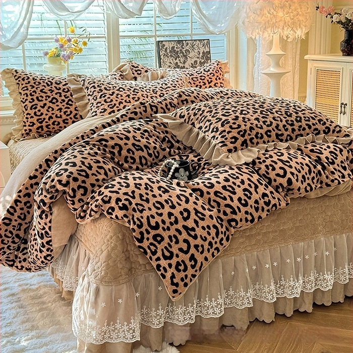 Lovos užtiesalos su nėrinių krašteliu, gėlių raštas, Milk Fleece, siūta, reaktyvus spausdinimas, keturių dalių komplektas