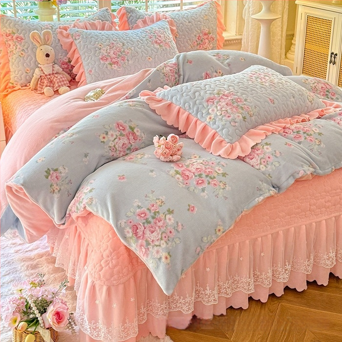 Lovos užtiesalos su nėrinių krašteliu, gėlių raštas, Milk Fleece, siūta, reaktyvus spausdinimas, keturių dalių komplektas