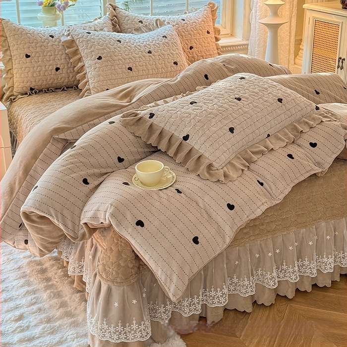 Lovos užtiesalos su nėrinių krašteliu, gėlių raštas, Milk Fleece, siūta, reaktyvus spausdinimas, keturių dalių komplektas