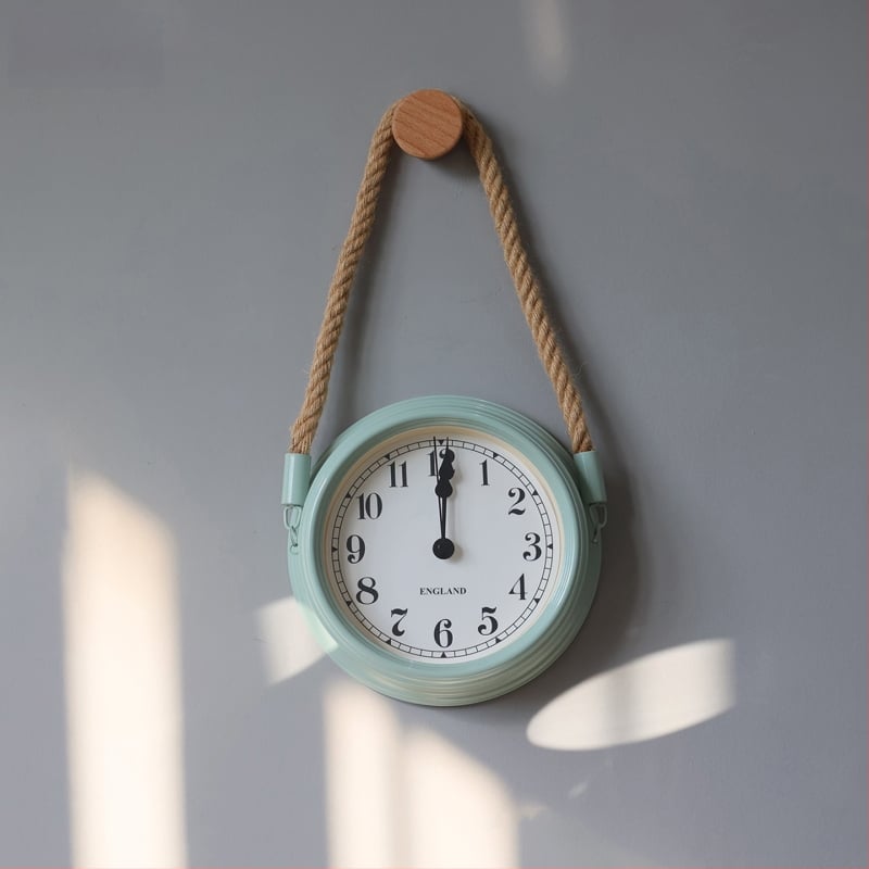 Ρολόι τοίχου σε σκανδιναβικό μινιμαλισμό, μεταλλικό περίβλημα και καντράν, κίνηση με μπαταρία quartz με sweep δεύτερο, στρογγυλός σχεδιασμός για καθιστικό