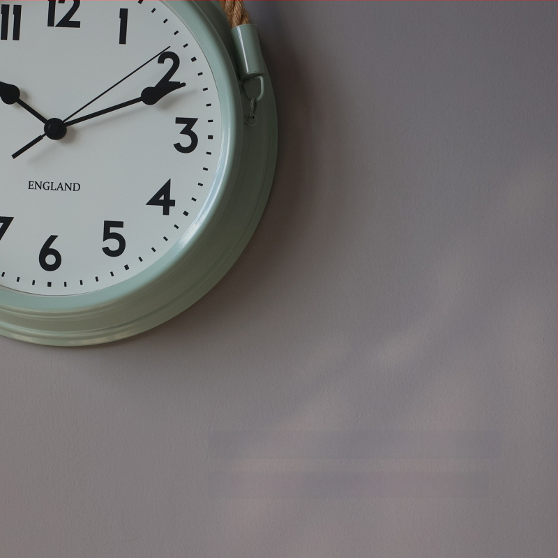 Ρολόι τοίχου σε σκανδιναβικό μινιμαλισμό, μεταλλικό περίβλημα και καντράν, κίνηση με μπαταρία quartz με sweep δεύτερο, στρογγυλός σχεδιασμός για καθιστικό