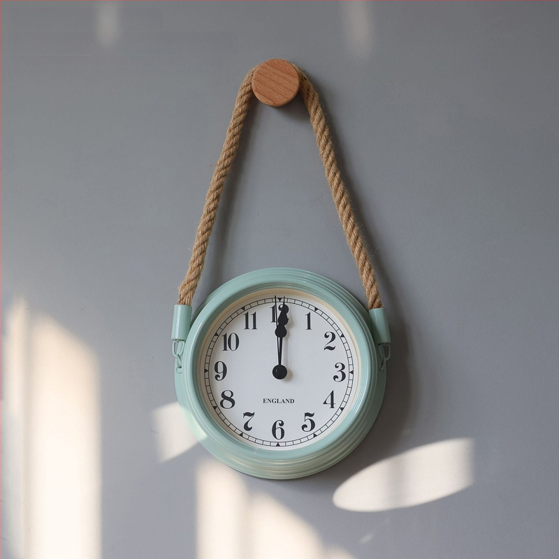 Ρολόι τοίχου σε σκανδιναβικό μινιμαλισμό, μεταλλικό περίβλημα και καντράν, κίνηση με μπαταρία quartz με sweep δεύτερο, στρογγυλός σχεδιασμός για καθιστικό