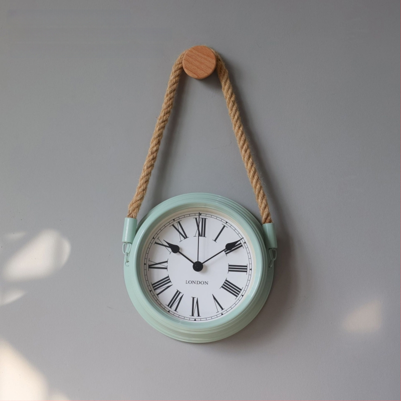 Ρολόι τοίχου σε σκανδιναβικό μινιμαλισμό, μεταλλικό περίβλημα και καντράν, κίνηση με μπαταρία quartz με sweep δεύτερο, στρογγυλός σχεδιασμός για καθιστικό