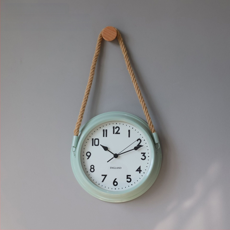 Ρολόι τοίχου σε σκανδιναβικό μινιμαλισμό, μεταλλικό περίβλημα και καντράν, κίνηση με μπαταρία quartz με sweep δεύτερο, στρογγυλός σχεδιασμός για καθιστικό