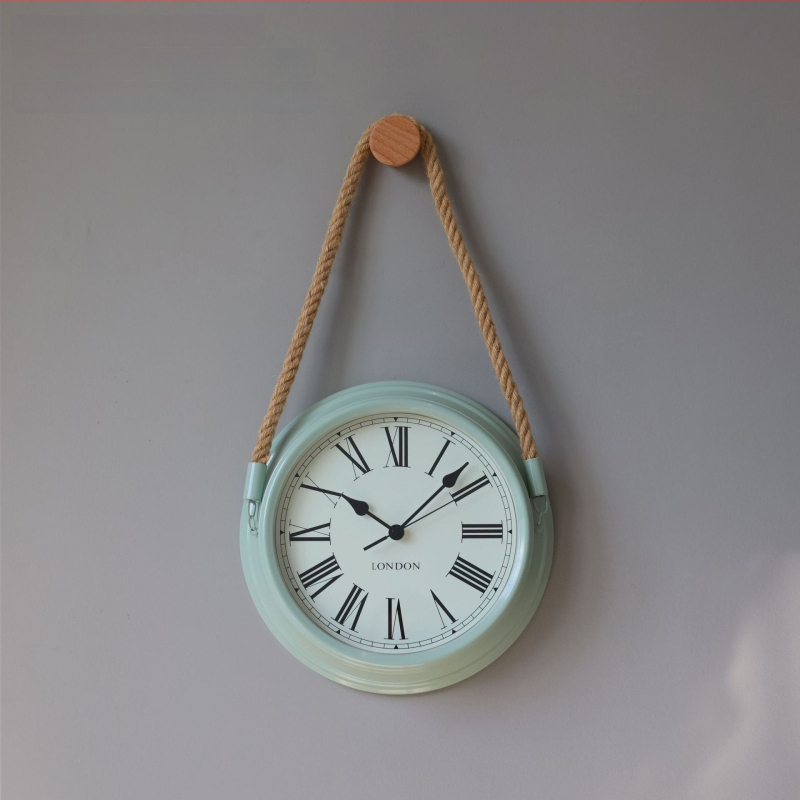 Ρολόι τοίχου σε σκανδιναβικό μινιμαλισμό, μεταλλικό περίβλημα και καντράν, κίνηση με μπαταρία quartz με sweep δεύτερο, στρογγυλός σχεδιασμός για καθιστικό