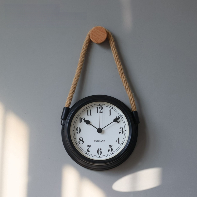 Ρολόι τοίχου σε σκανδιναβικό μινιμαλισμό, μεταλλικό περίβλημα και καντράν, κίνηση με μπαταρία quartz με sweep δεύτερο, στρογγυλός σχεδιασμός για καθιστικό