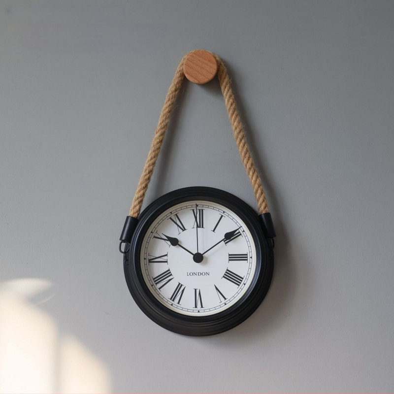 Ρολόι τοίχου σε σκανδιναβικό μινιμαλισμό, μεταλλικό περίβλημα και καντράν, κίνηση με μπαταρία quartz με sweep δεύτερο, στρογγυλός σχεδιασμός για καθιστικό