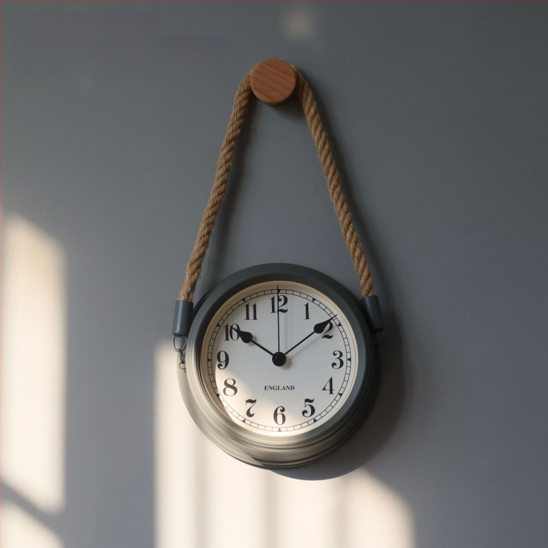 Ρολόι τοίχου σε σκανδιναβικό μινιμαλισμό, μεταλλικό περίβλημα και καντράν, κίνηση με μπαταρία quartz με sweep δεύτερο, στρογγυλός σχεδιασμός για καθιστικό