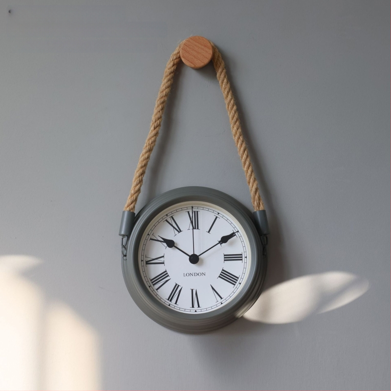 Ρολόι τοίχου σε σκανδιναβικό μινιμαλισμό, μεταλλικό περίβλημα και καντράν, κίνηση με μπαταρία quartz με sweep δεύτερο, στρογγυλός σχεδιασμός για καθιστικό