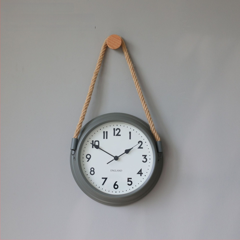 Ρολόι τοίχου σε σκανδιναβικό μινιμαλισμό, μεταλλικό περίβλημα και καντράν, κίνηση με μπαταρία quartz με sweep δεύτερο, στρογγυλός σχεδιασμός για καθιστικό