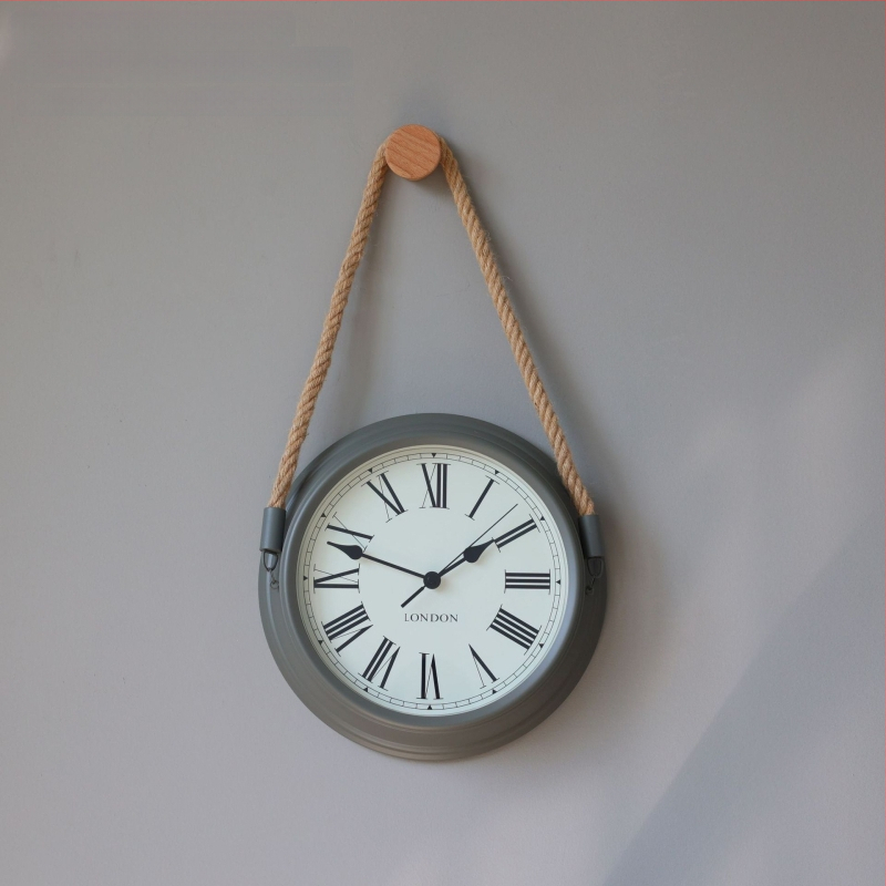 Ρολόι τοίχου σε σκανδιναβικό μινιμαλισμό, μεταλλικό περίβλημα και καντράν, κίνηση με μπαταρία quartz με sweep δεύτερο, στρογγυλός σχεδιασμός για καθιστικό