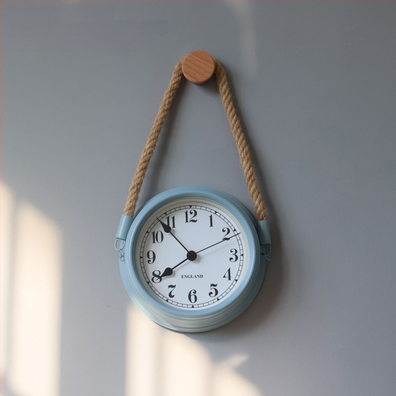 Ρολόι τοίχου σε σκανδιναβικό μινιμαλισμό, μεταλλικό περίβλημα και καντράν, κίνηση με μπαταρία quartz με sweep δεύτερο, στρογγυλός σχεδιασμός για καθιστικό