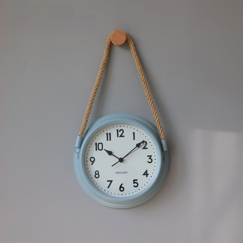 Ρολόι τοίχου σε σκανδιναβικό μινιμαλισμό, μεταλλικό περίβλημα και καντράν, κίνηση με μπαταρία quartz με sweep δεύτερο, στρογγυλός σχεδιασμός για καθιστικό