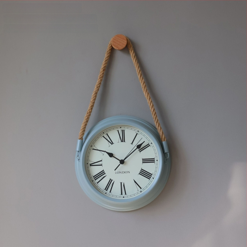 Ρολόι τοίχου σε σκανδιναβικό μινιμαλισμό, μεταλλικό περίβλημα και καντράν, κίνηση με μπαταρία quartz με sweep δεύτερο, στρογγυλός σχεδιασμός για καθιστικό