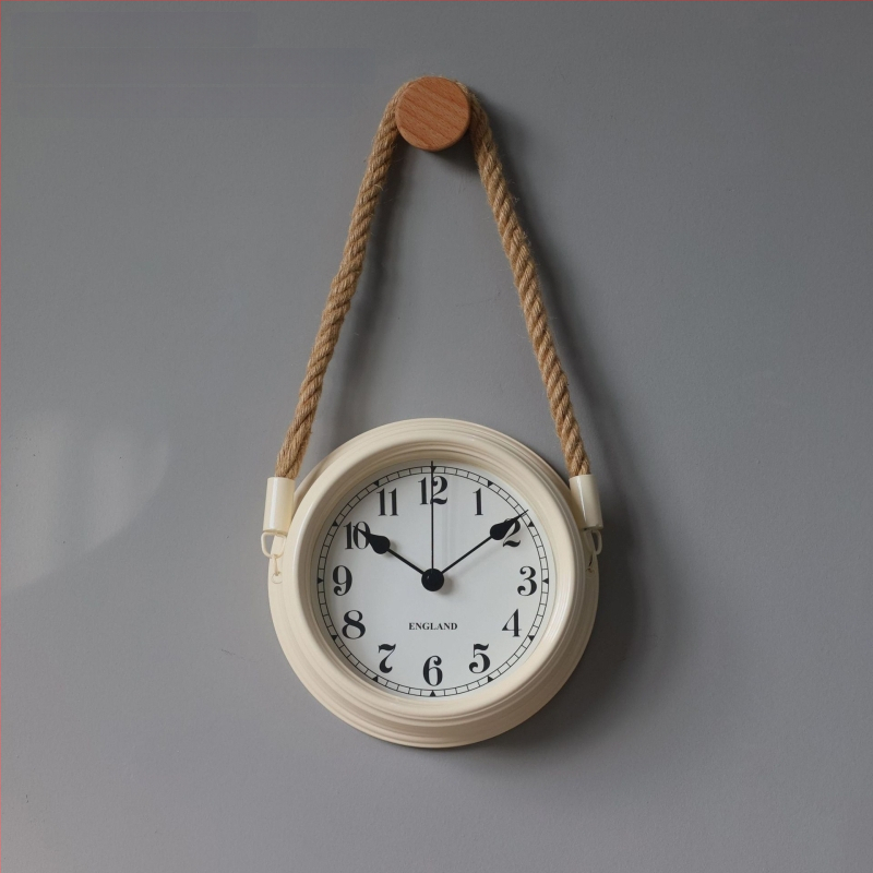 Ρολόι τοίχου σε σκανδιναβικό μινιμαλισμό, μεταλλικό περίβλημα και καντράν, κίνηση με μπαταρία quartz με sweep δεύτερο, στρογγυλός σχεδιασμός για καθιστικό