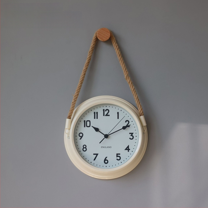 Ρολόι τοίχου σε σκανδιναβικό μινιμαλισμό, μεταλλικό περίβλημα και καντράν, κίνηση με μπαταρία quartz με sweep δεύτερο, στρογγυλός σχεδιασμός για καθιστικό