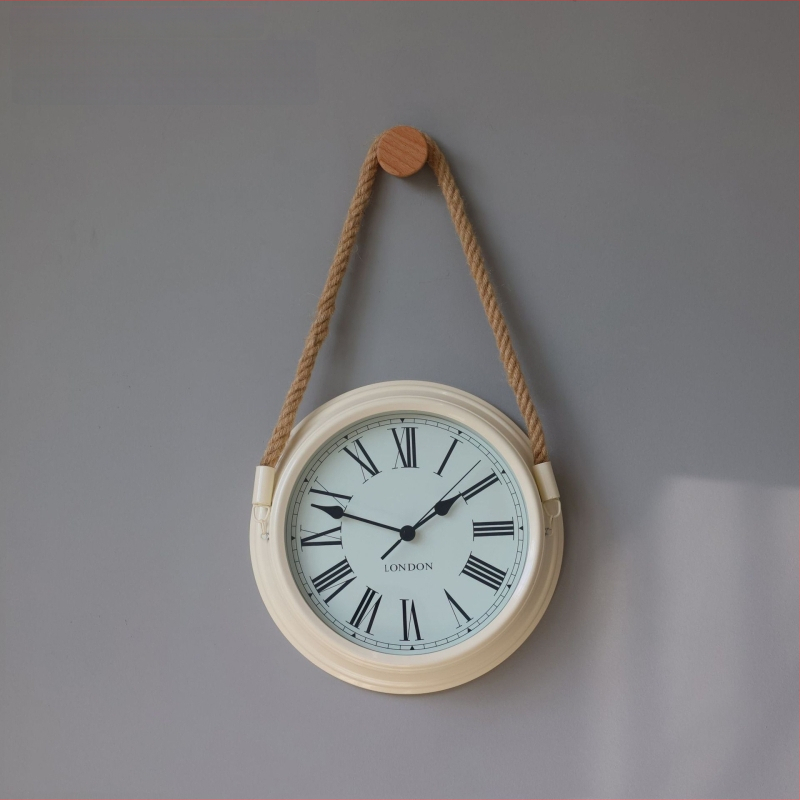 Ρολόι τοίχου σε σκανδιναβικό μινιμαλισμό, μεταλλικό περίβλημα και καντράν, κίνηση με μπαταρία quartz με sweep δεύτερο, στρογγυλός σχεδιασμός για καθιστικό