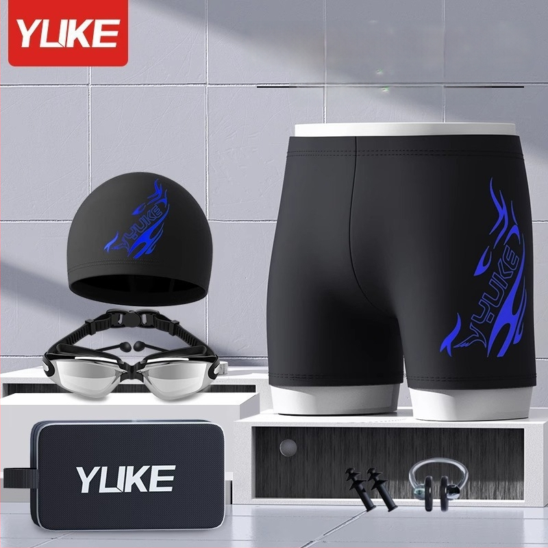 Vyrų maudymosi komplektas su maudymosi šortais, plaukimo akiniais ir kepure – poliesterio audinys, spausdintas raštas, poliesterio įdėklas; tinkamas plaukimui ir vandens sportams.