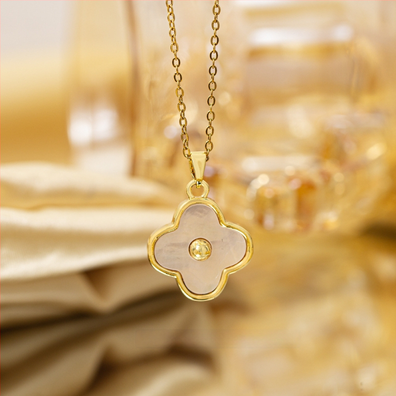 Titano plieno kaklo vėrinys su keturių lapų dobilu pakabuku, varinis įdėtas su cirkoniais, mikro įtvirtinimas, grandinėlė Flash o chain