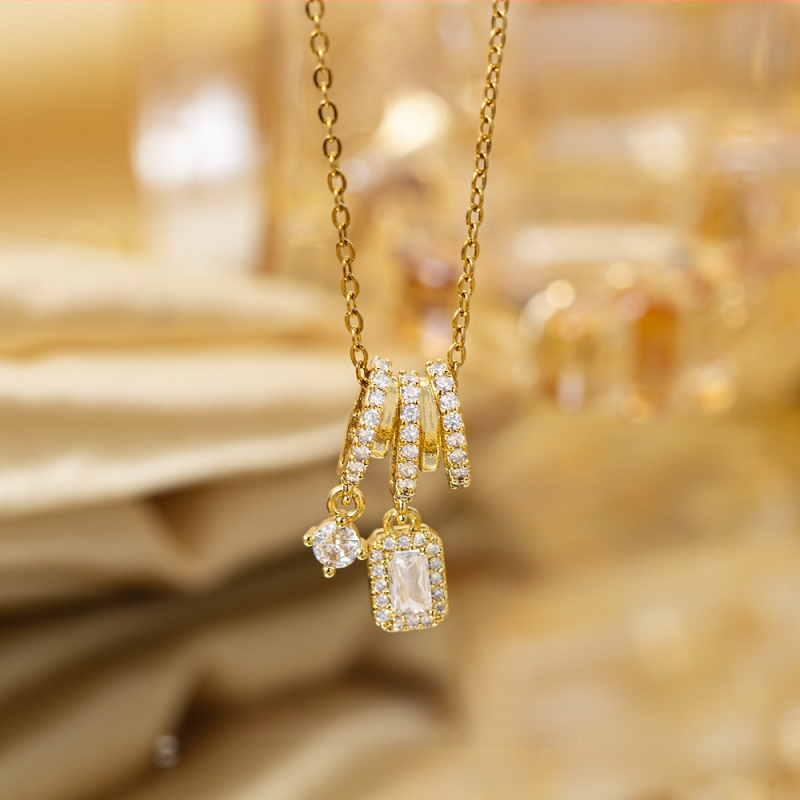 Titano plieno kaklo vėrinys su keturių lapų dobilu pakabuku, varinis įdėtas su cirkoniais, mikro įtvirtinimas, grandinėlė Flash o chain