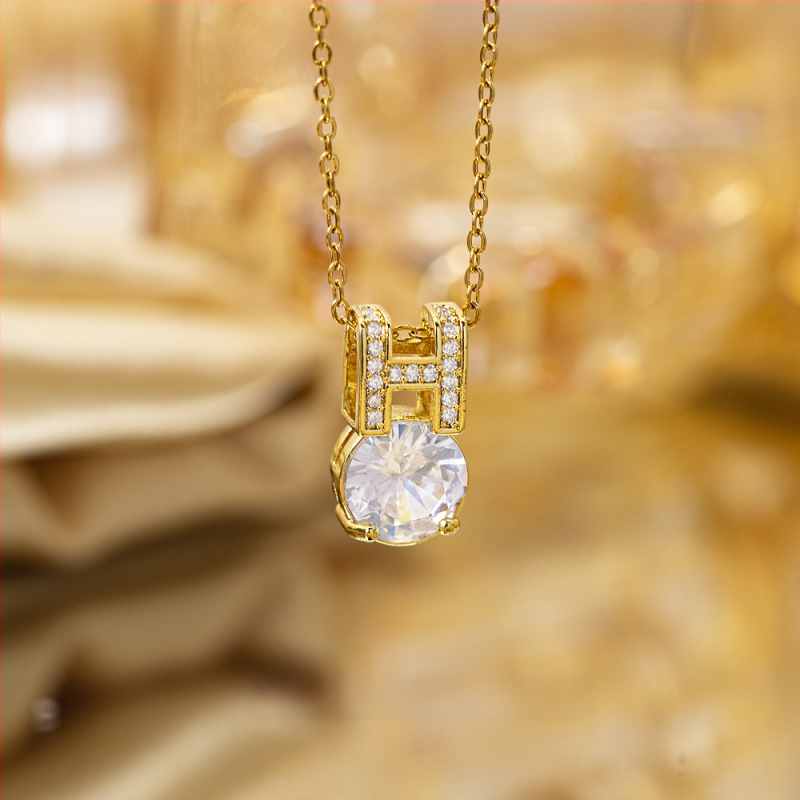 Titano plieno kaklo vėrinys su keturių lapų dobilu pakabuku, varinis įdėtas su cirkoniais, mikro įtvirtinimas, grandinėlė Flash o chain